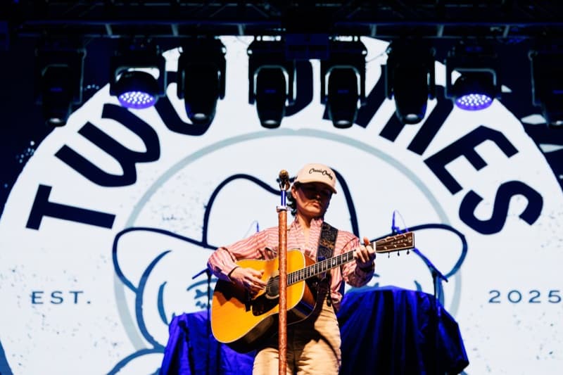 Artist on stage in front of the Two Dimes marquee screen